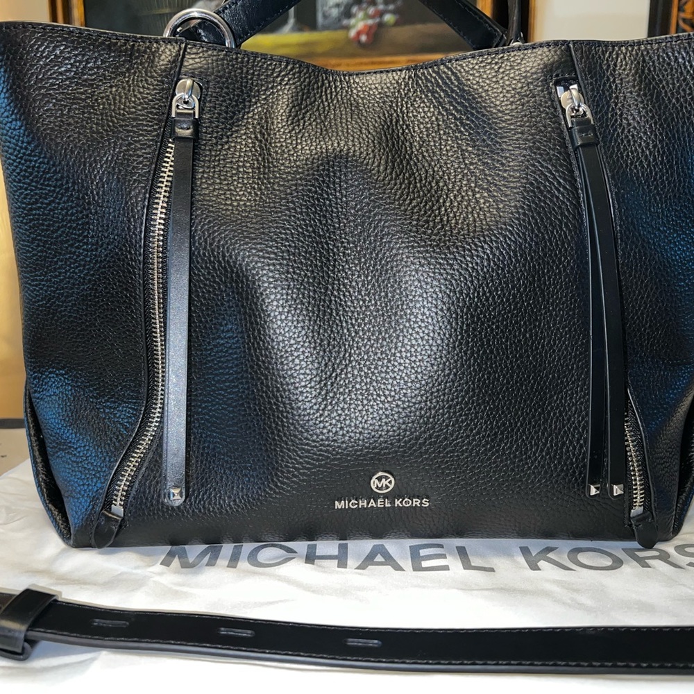 GORGEOUS Michael Kors handbag w/wallet.Versatile tote/bucket/crossbody 2pieceset